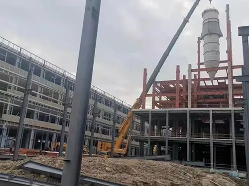 Uma nova fábrica sendo construída