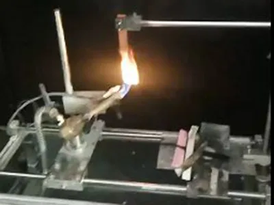 Video mostrando o teste retardador de chamas nas nossas fitas de cintar PET