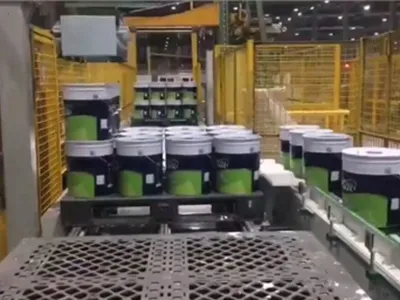 Video dos tambores químicos sendo embalados automaticamente